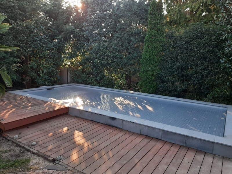 Een zwembad in de tuin aangelegd door GJ Invest in Tielen